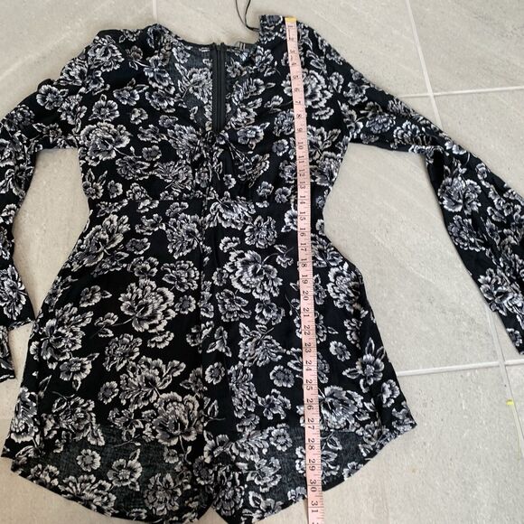 Forever 21 Black And White Floral Romper With Long Bell Sleeves Size M - Picture 6 of 7